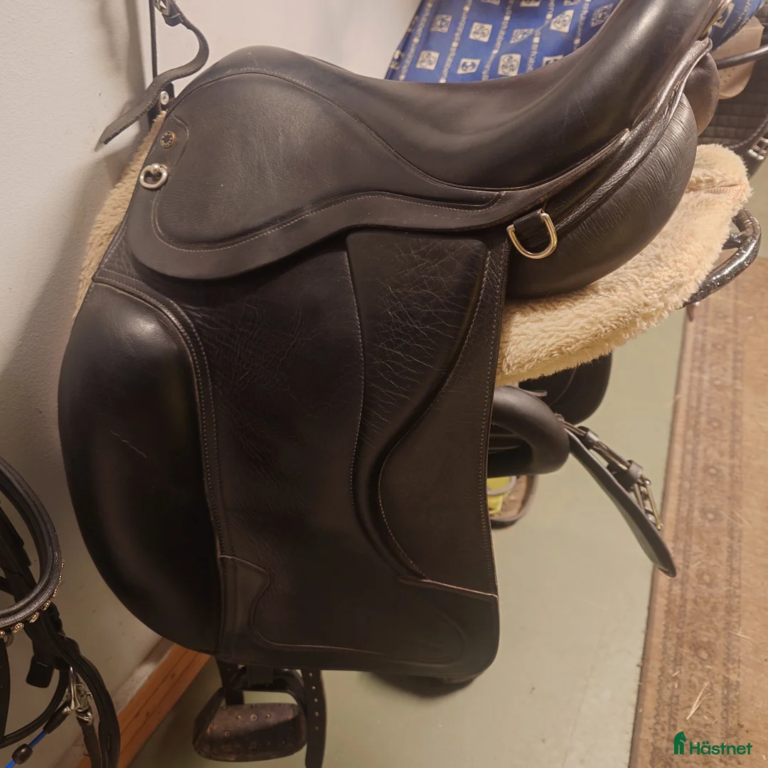 Sadlar hästutrustning till salu: Top reiter JR Spezial i Gustafs - Annons 1