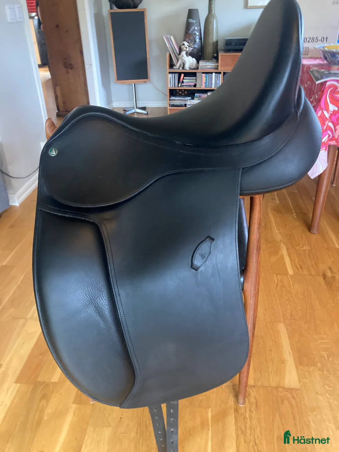 Sadlar hästutrustning till salu: Jättefin Arena Dressyrsadel (tillverkad av Bates) i Linköping - Annons 2