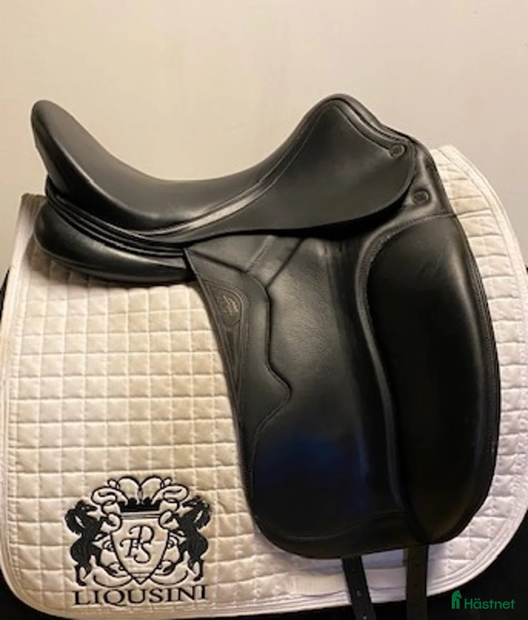 Sadlar hästutrustning till salu: Dressyrsadel Equiline Shyny 18" i Uppsala - Annons 1