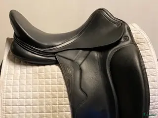 Sadlar hästutrustning Dressyrsadel Equiline Shyny 18" i Uppsala - Annons 4