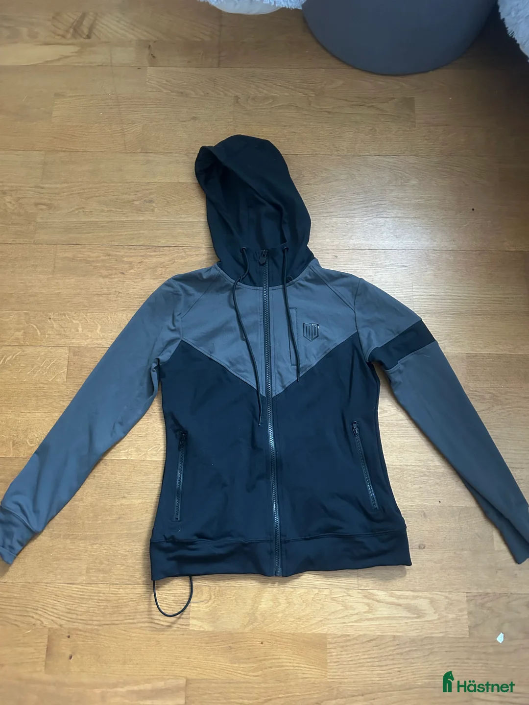 Övrigt Ridkläder ryttarutrustning till salu: Oanvänd Maya Delorez tröja till bra pris!  i Varberg - Annons 1