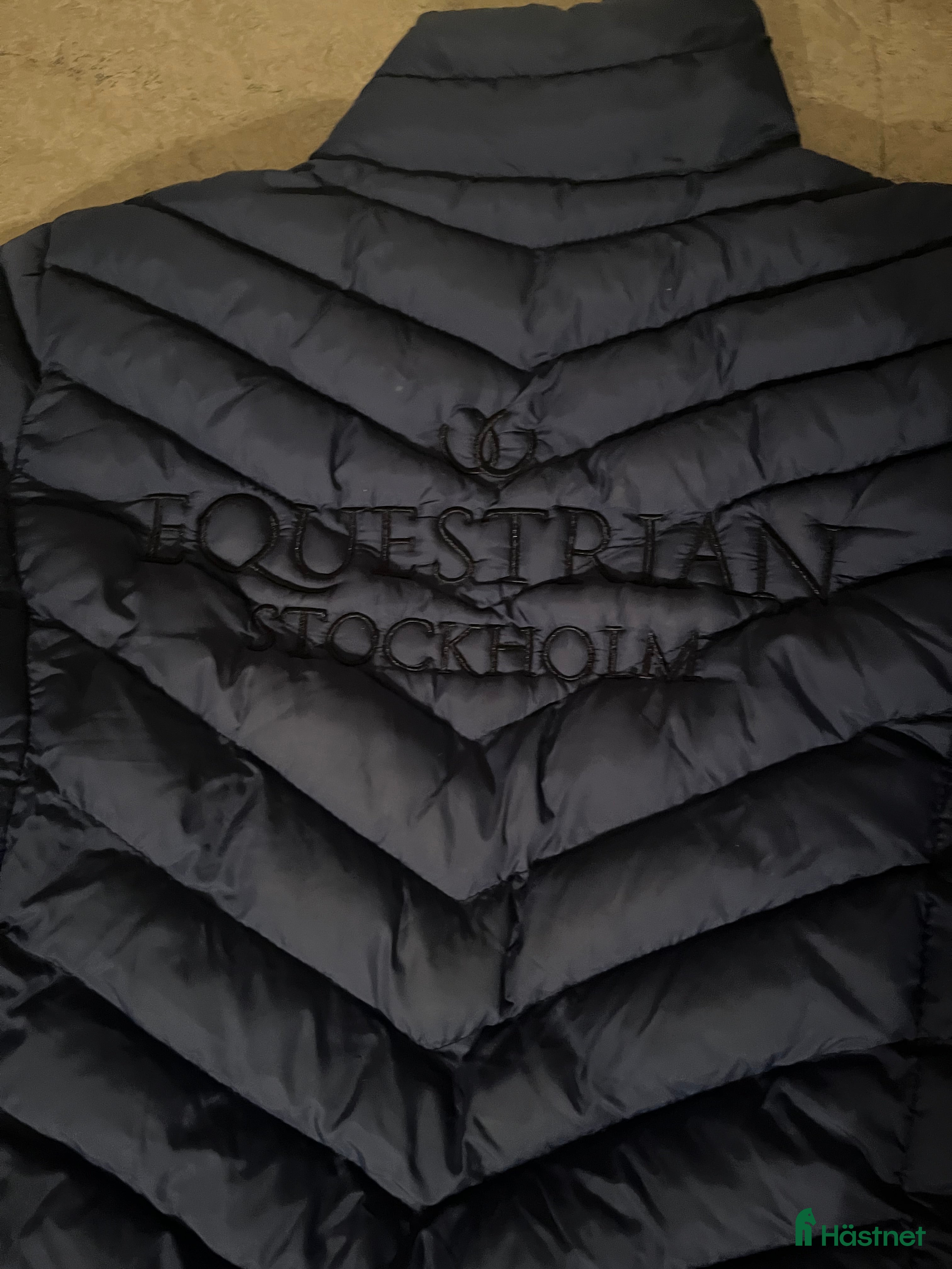 Jackor & Kavajer ryttarutrustning till salu: Superfin dunjacka från equestrian Stockholm💙 i Gemla - Annons 20