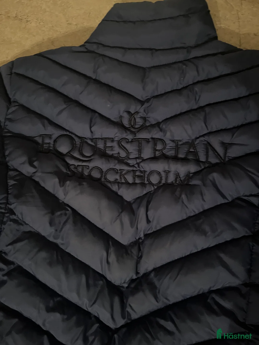 Jackor & Kavajer ryttarutrustning till salu: Superfin dunjacka från equestrian Stockholm💙 i Gemla - Annons 1