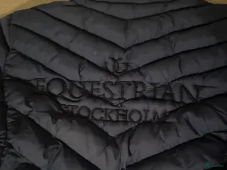 Jackor & Kavajer ryttarutrustning till salu: Superfin dunjacka från equestrian Stockholm💙 i Gemla - Annons 20