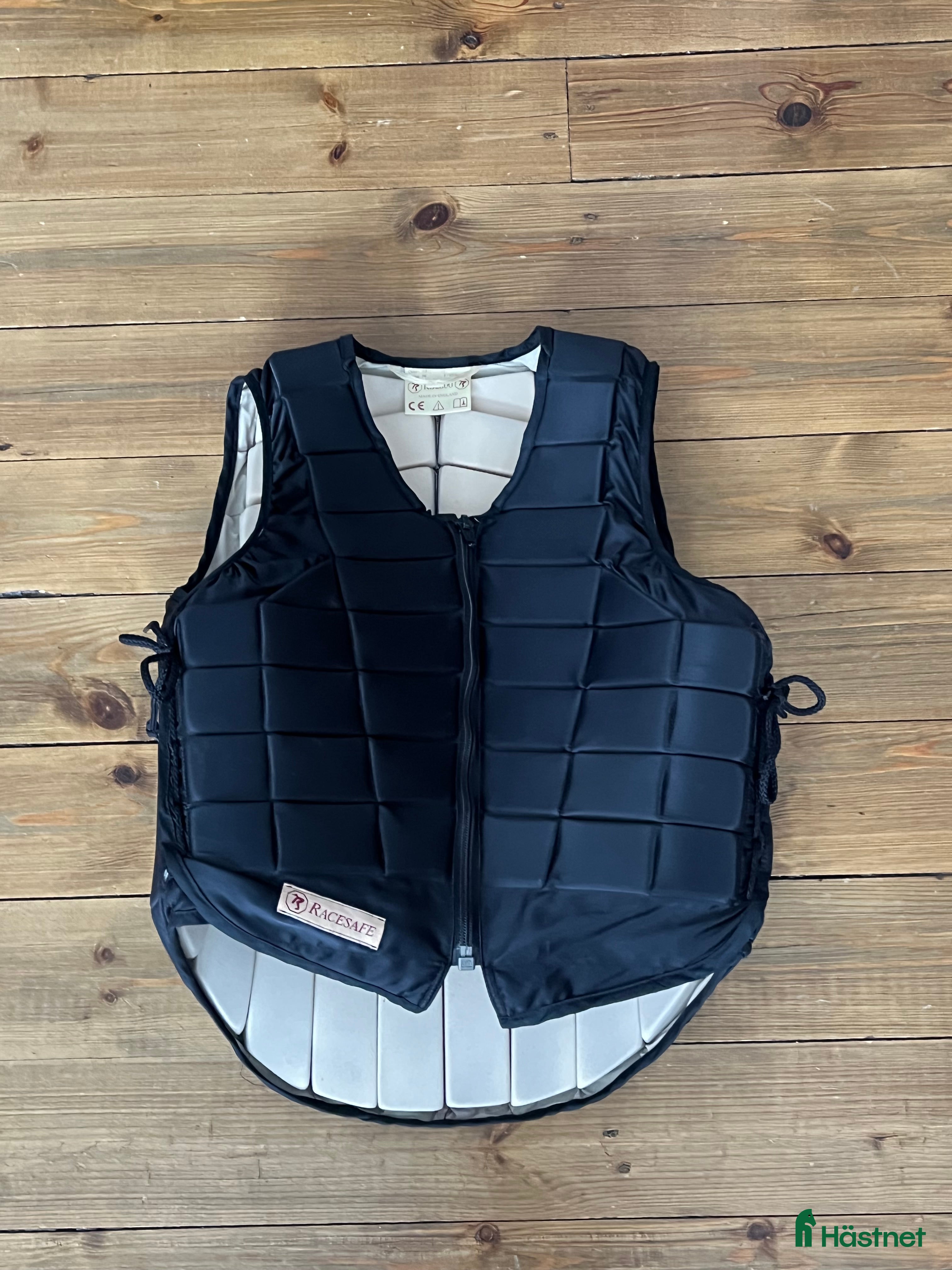 Säkerhetsvästar ryttarutrustning till salu: RaceSafe säkerhetsväst, svart  i Vällingby - Annons 1