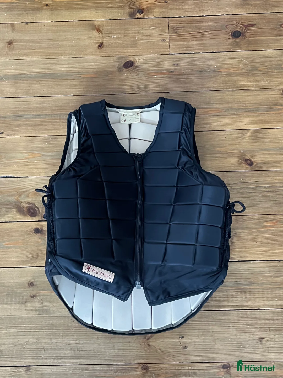 Säkerhetsvästar ryttarutrustning till salu: RaceSafe säkerhetsväst, svart  i Vällingby - Annons 1