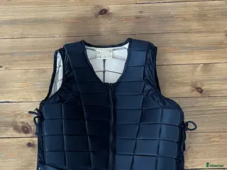 Säkerhetsvästar ryttarutrustning till salu: RaceSafe säkerhetsväst, svart i Vällingby - Annons 1