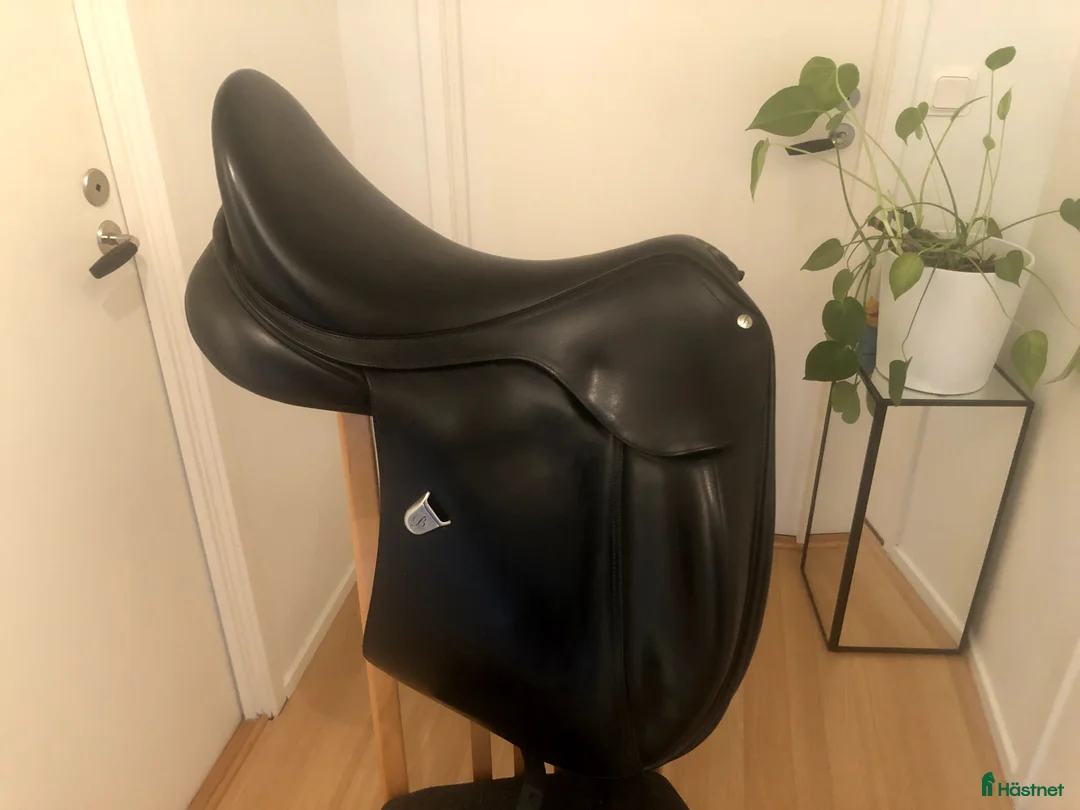 Sadlar hästutrustning till salu: Dressyrsadel Bates Innova 17,5"  i Landvetter - Annons 3