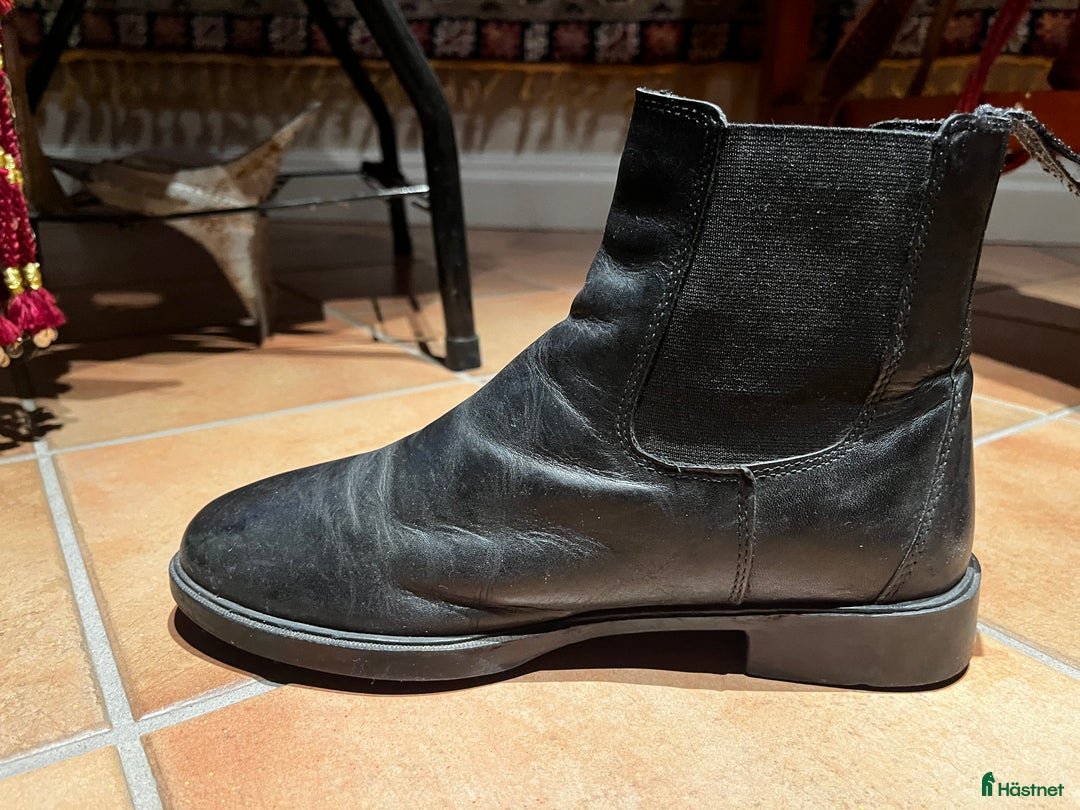 Ridstövlar ryttarutrustning till salu: Svarta Jodphurs i Rättvik - Annons 2