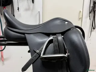 Sadlar hästutrustning Dressyrsadel 15 tum - Annons 2