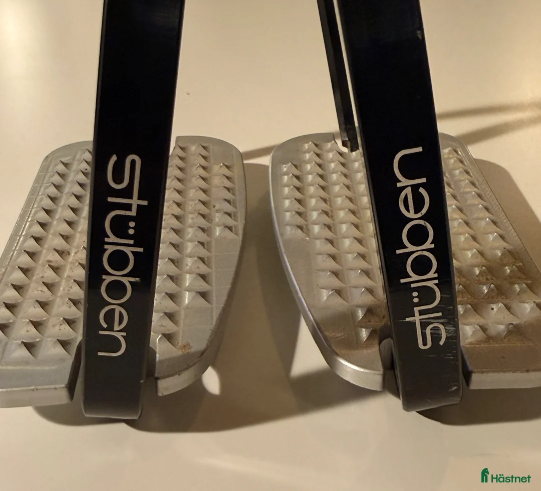 Stigbyglar hästutrustning till salu: Stübben maxi grip stigbyglar i Rosvik - Annons 2