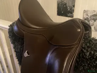 Sadlar hästutrustning till salu: Mycket fin Bates dressyrsadel! i Tranås - Annons 2