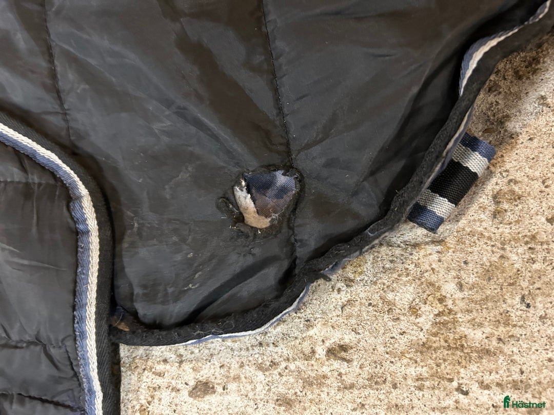 Täcken hästutrustning till salu: 3 olika täcken stl.145 + olika lindor i Vellinge - Annons 3