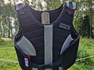 Säkerhetsvästar ryttarutrustning till salu: Ridväst i Molkom - Annons 3