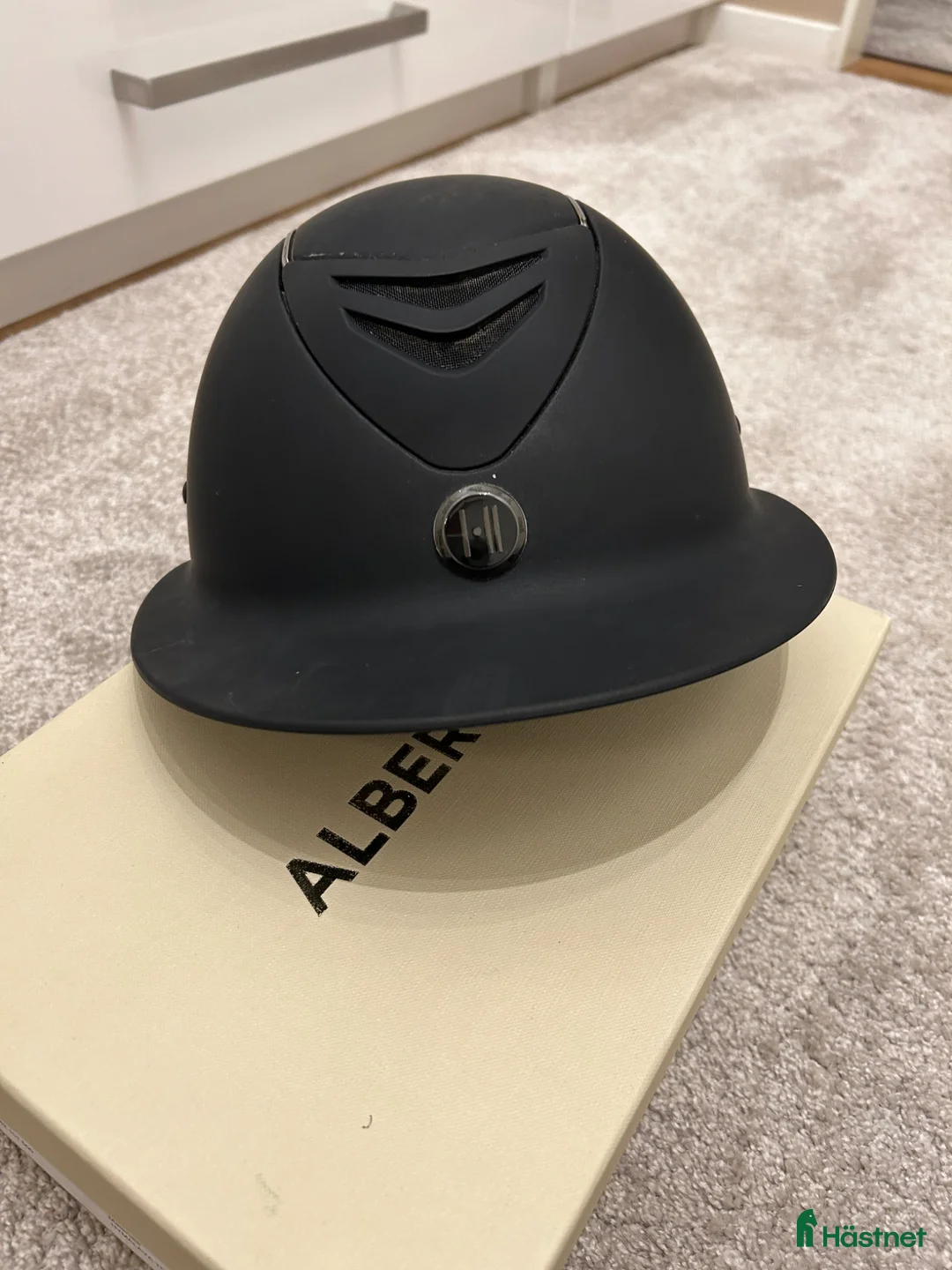 Hjälmar ryttarutrustning till salu: Onek hjälm m solskärm - Annons 1