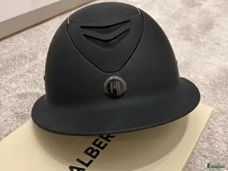 Hjälmar ryttarutrustning till salu: Onek hjälm m solskärm - Annons 1