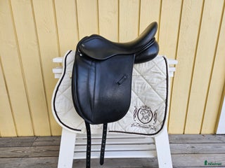 Sadlar hästutrustning till salu: Dressyrsadel 16,5 M bom i Sigtuna - Annons 1