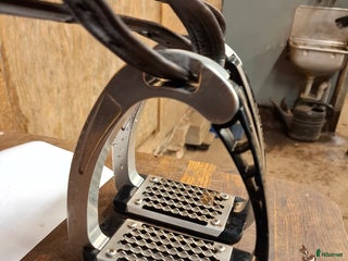 Stigbyglar hästutrustning till salu: Acavallo stigbyglar i Sorunda - Annons 2