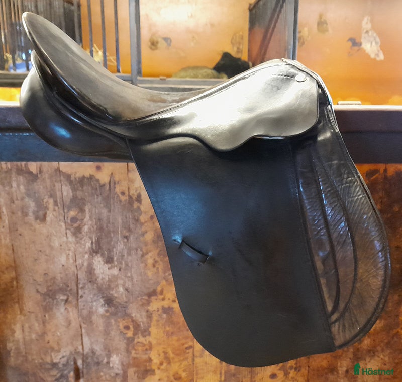 Sadlar hästutrustning till salu: Äldre vid Hubertus 17 tum sadel hela stroppar i Gammelstad - Annons 4