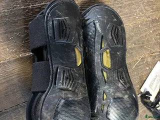 Benskydd hästutrustning Nästan nya benskydd - Annons 1