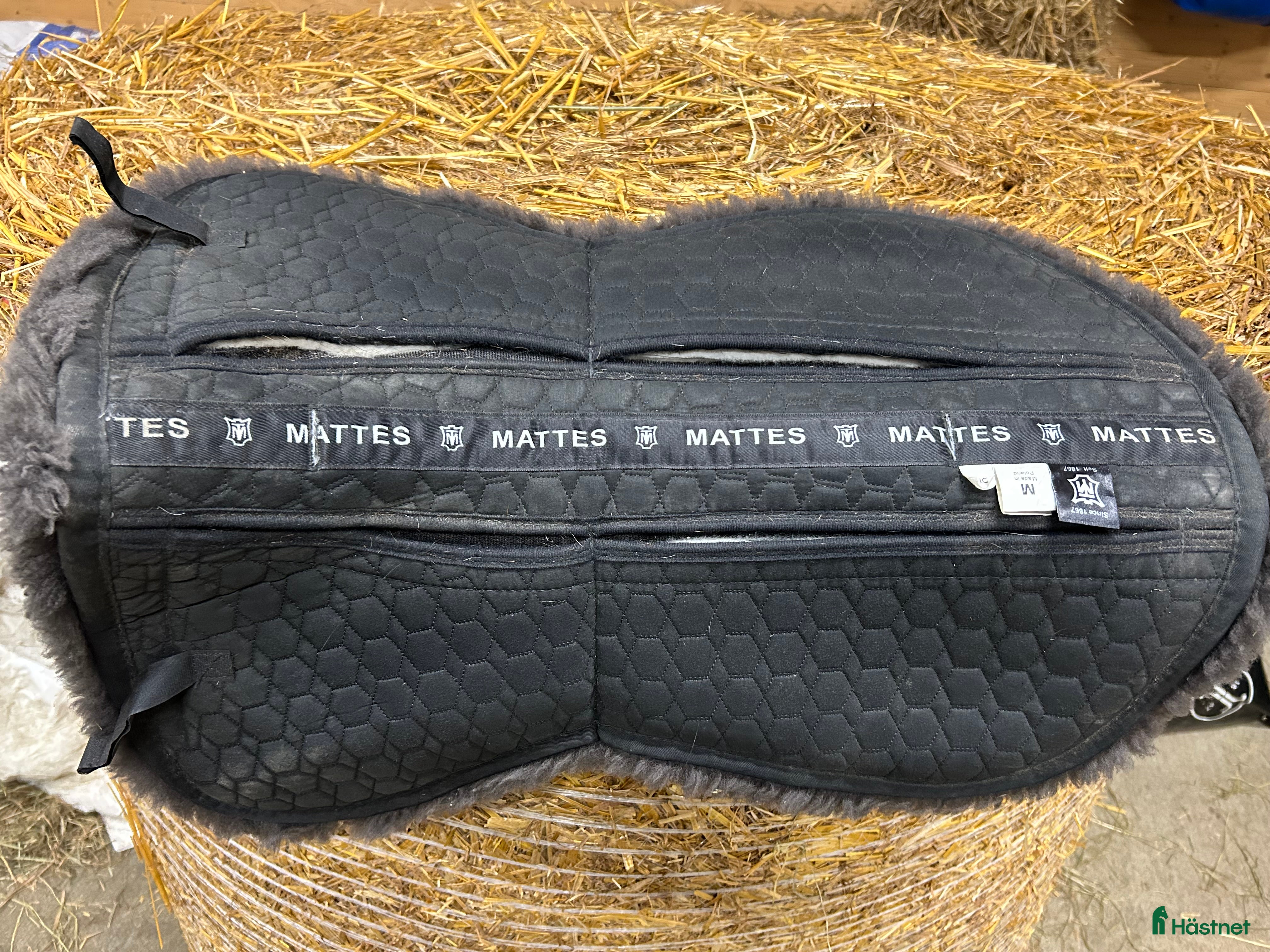 Sadeltillbehör hästutrustning till salu: Mattes korrektionspad i nyskick i Älmhult - Annons 24