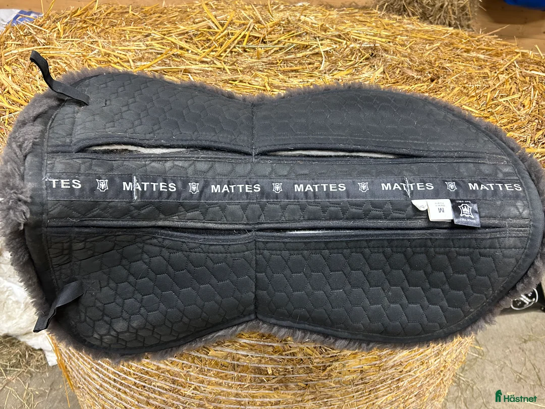 Sadeltillbehör hästutrustning till salu: Mattes korrektionspad i nyskick i Älmhult - Annons 1