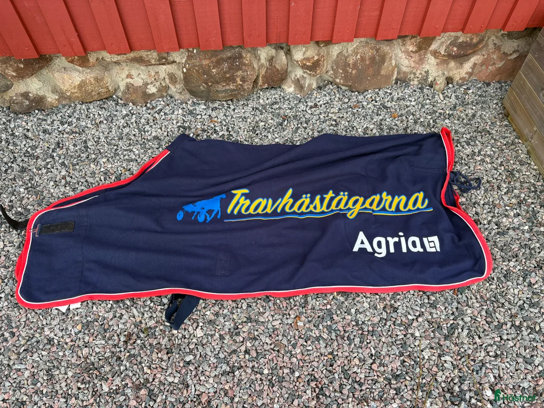 Täcken hästutrustning till salu: Täcken, bandage och transportskydd - Annons 4