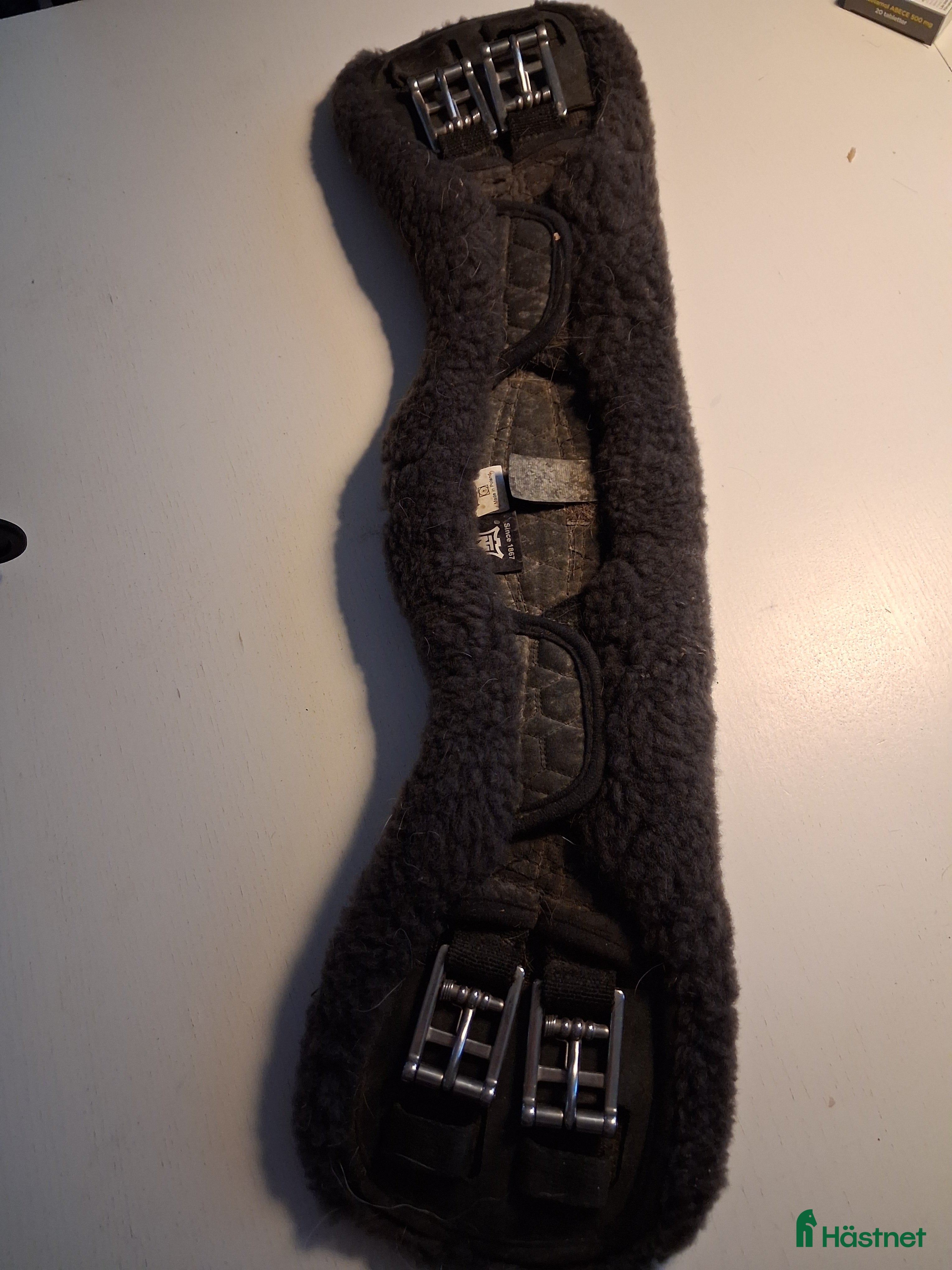 Sadeltillbehör hästutrustning till salu: Mattes sadelgjord anatomisk med fårull strl 55 i Uppsala - Annons 1