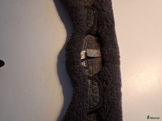 Sadeltillbehör hästutrustning till salu: Mattes sadelgjord anatomisk med fårull strl 55 i Uppsala - Annons 1