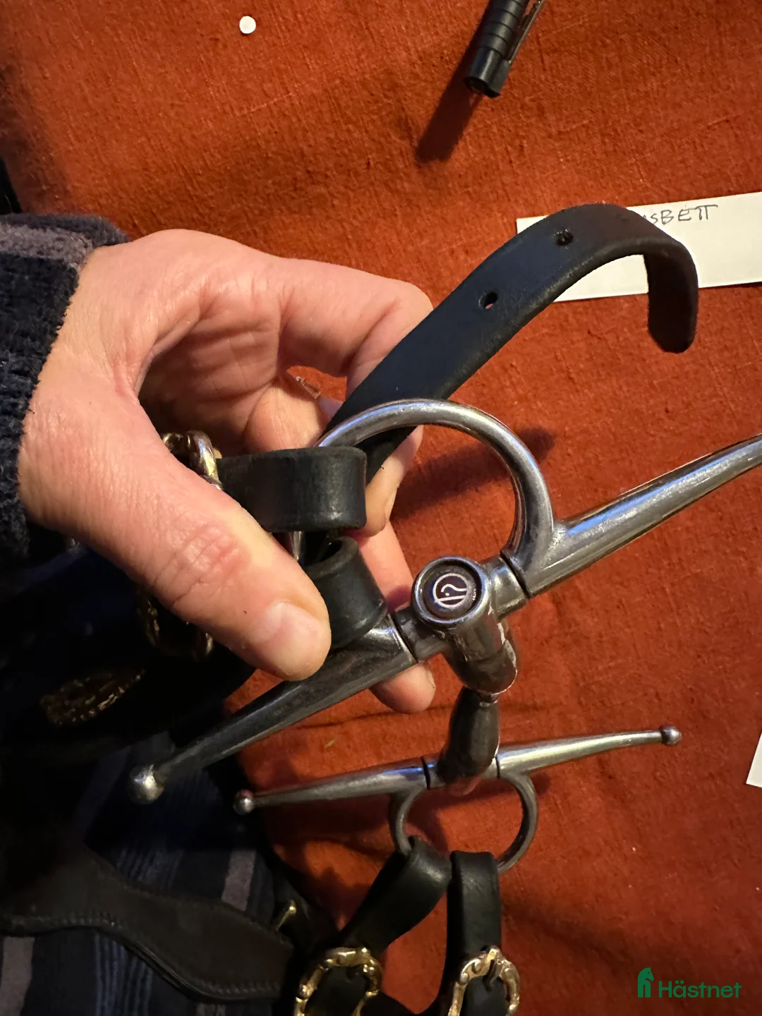 Bett hästutrustning till salu: Trustbett Erik Jerneld med parerstänger i Vaxholm - Annons 3