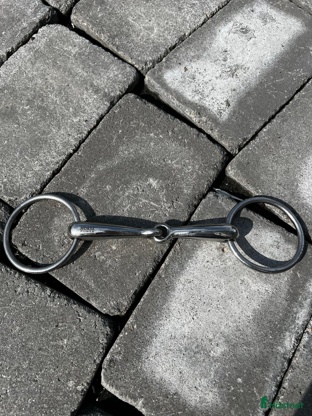 Bett hästutrustning till salu: Tvådelat bett med lösa ringar  i Kullavik - Annons 1