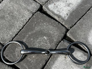 Bett hästutrustning till salu: Tvådelat bett med lösa ringar i Kullavik - Annons 2