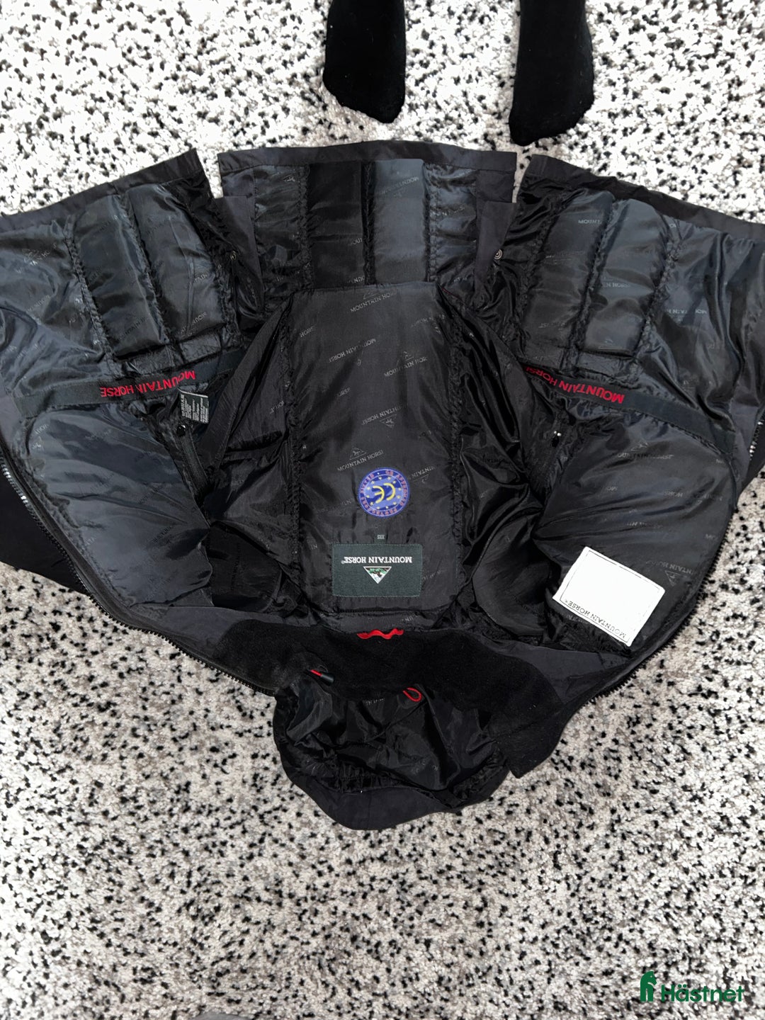 Säkerhetsvästar ryttarutrustning till salu: Ridjacka med inbyggd ridväst i Mörrum - Annons 1