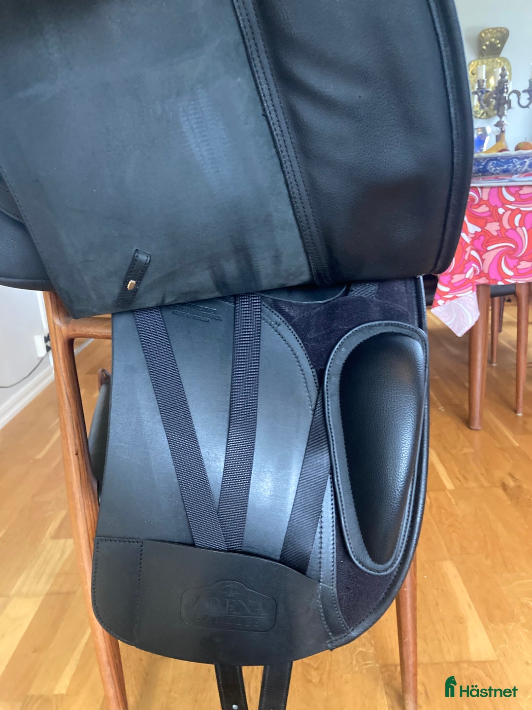 Sadlar hästutrustning till salu: Jättefin Arena Dressyrsadel (tillverkad av Bates) i Linköping - Annons 3