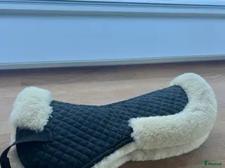 Sadeltillbehör hästutrustning till salu: Fint fårskinnsunderlägg Medilamb - Annons 1