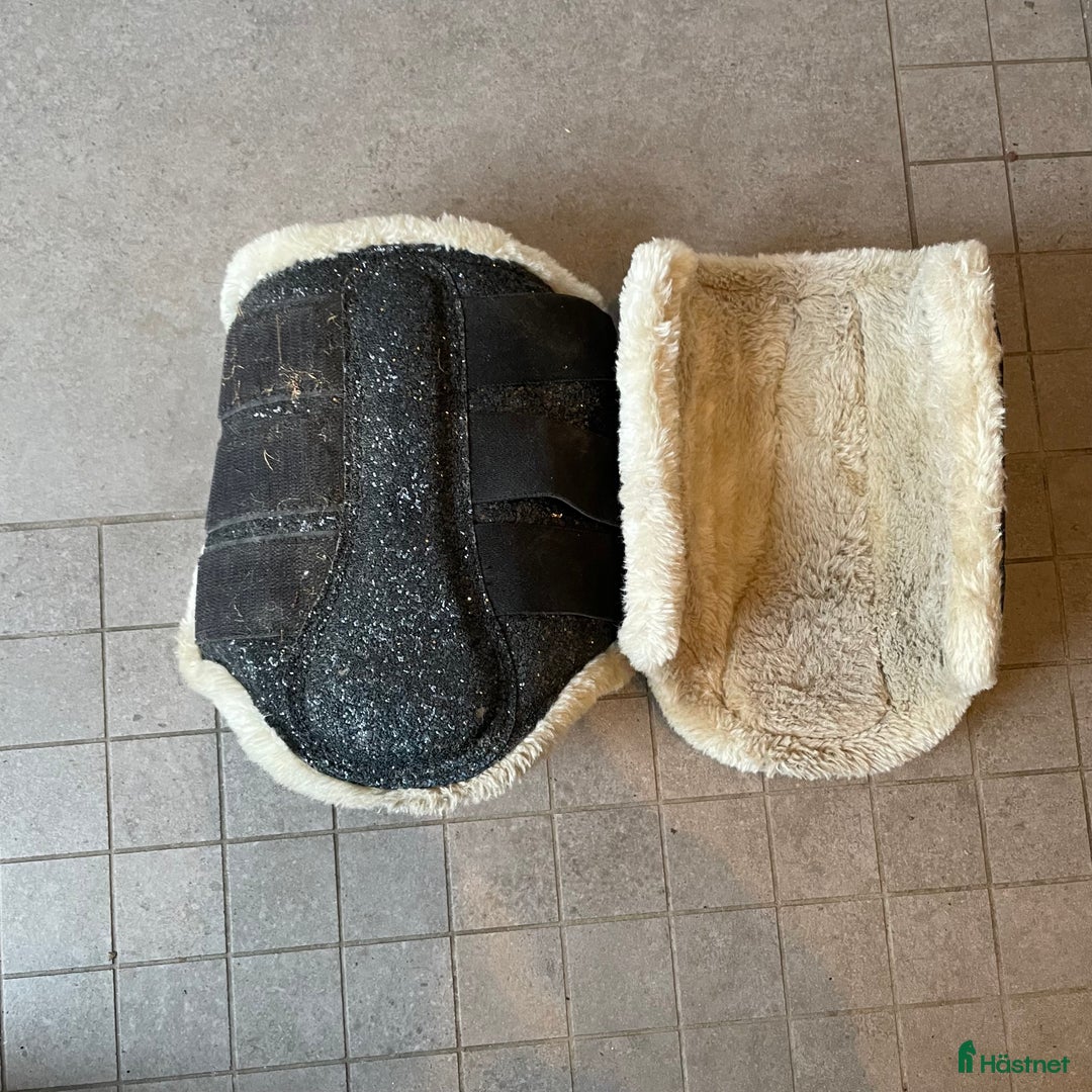 Benskydd hästutrustning till salu: Fina glitter skydd i Frösön - Annons 2