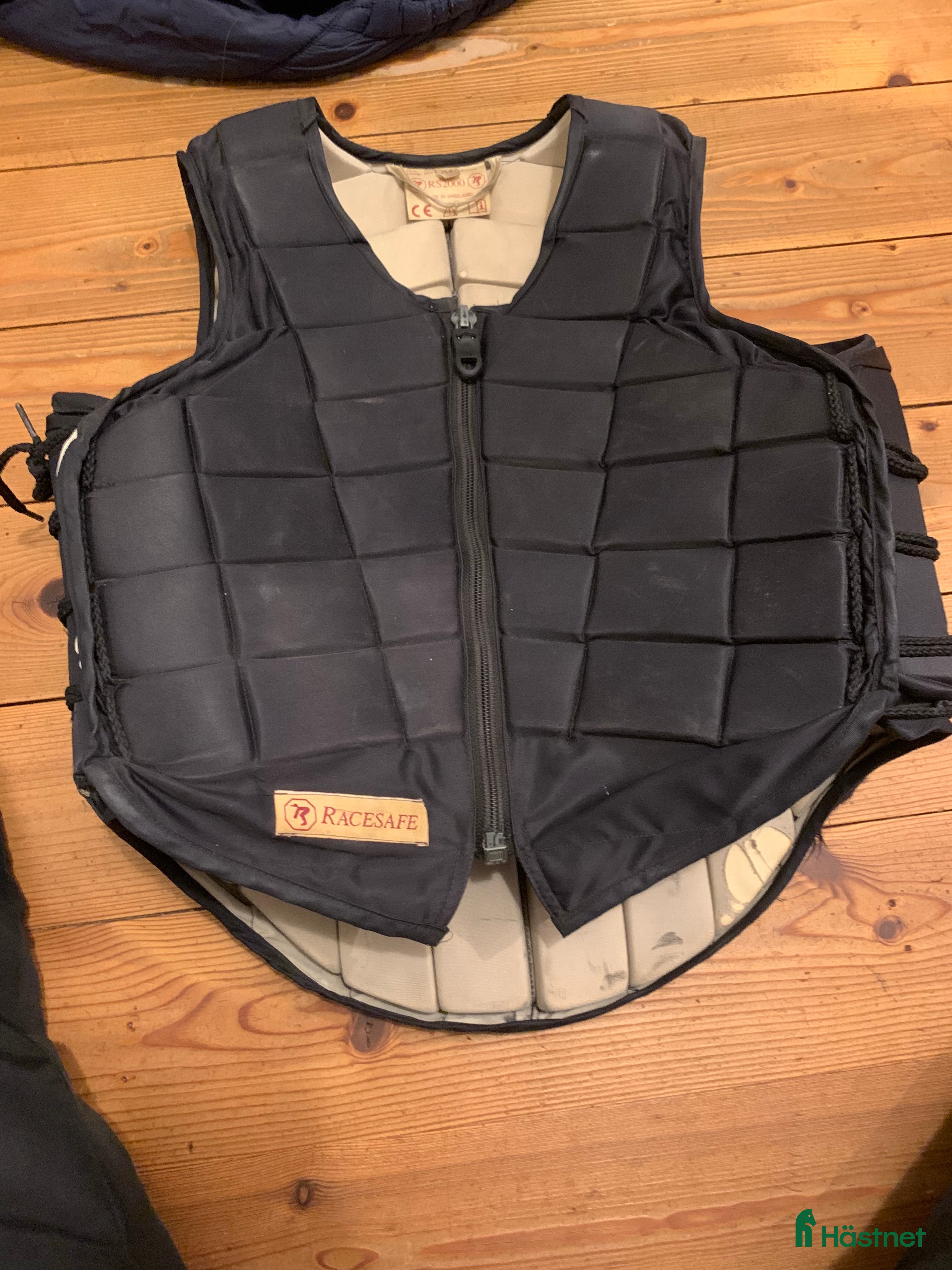 Säkerhetsvästar ryttarutrustning till salu: Racesafe ridväst svart child XL i Glanshammar - Annons 2