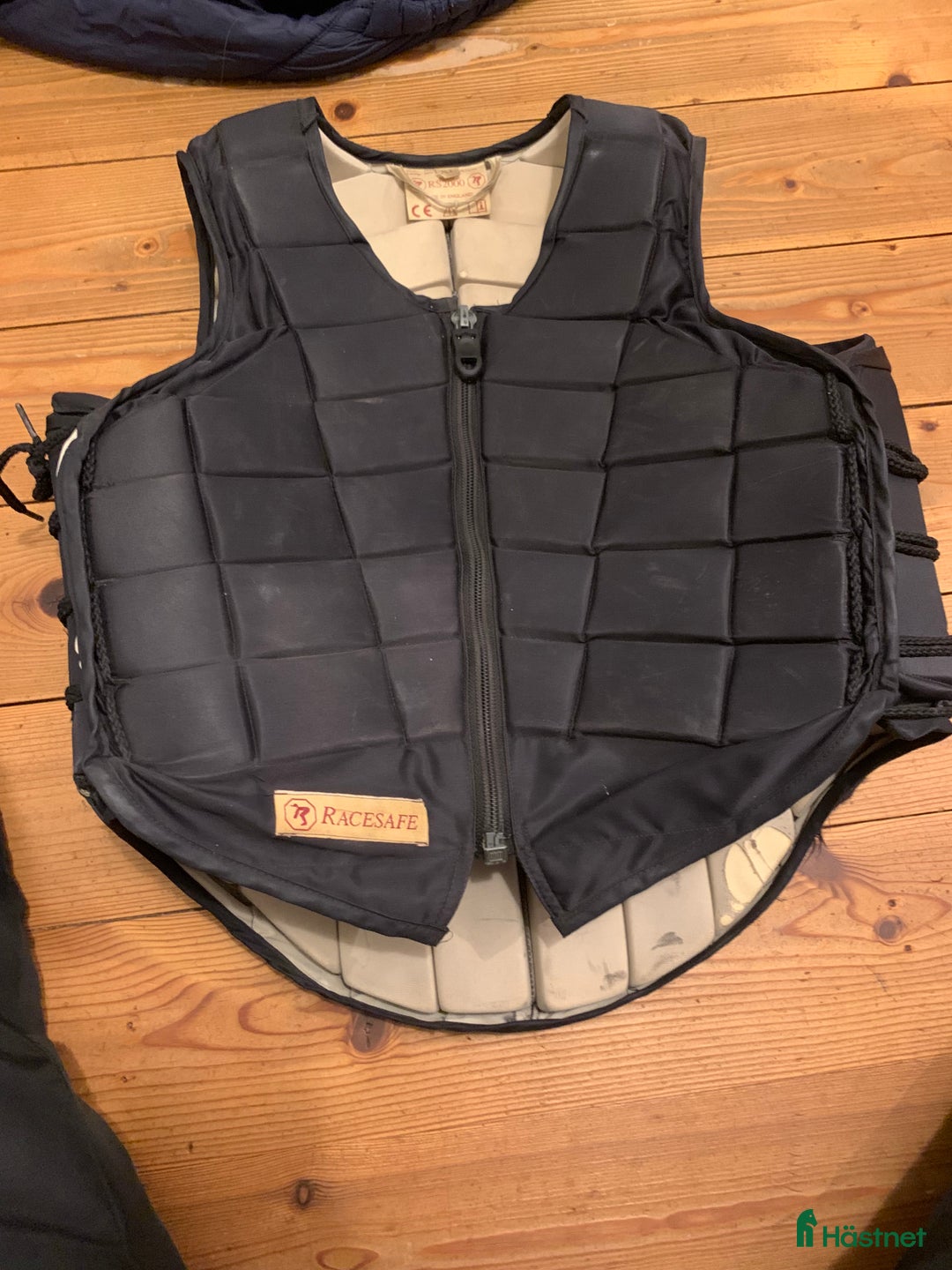 Säkerhetsvästar ryttarutrustning till salu: Racesafe ridväst svart child XL i Glanshammar - Annons 1