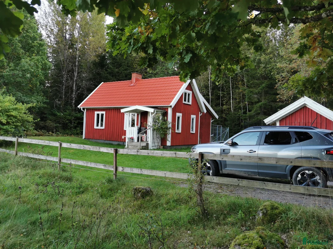  stallplats finnes: Hus på hästgård och stallplatser.  - Annons 1