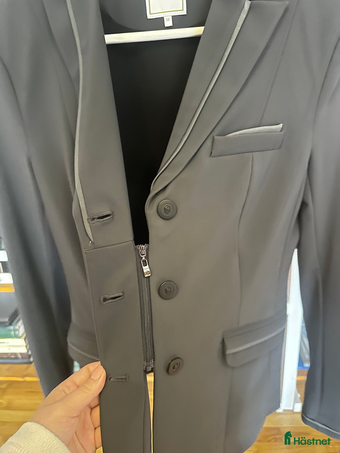 Jackor & Kavajer ryttarutrustning till salu: Samshield tävlingskavaj i nyskick  i Tranås - Annons 6