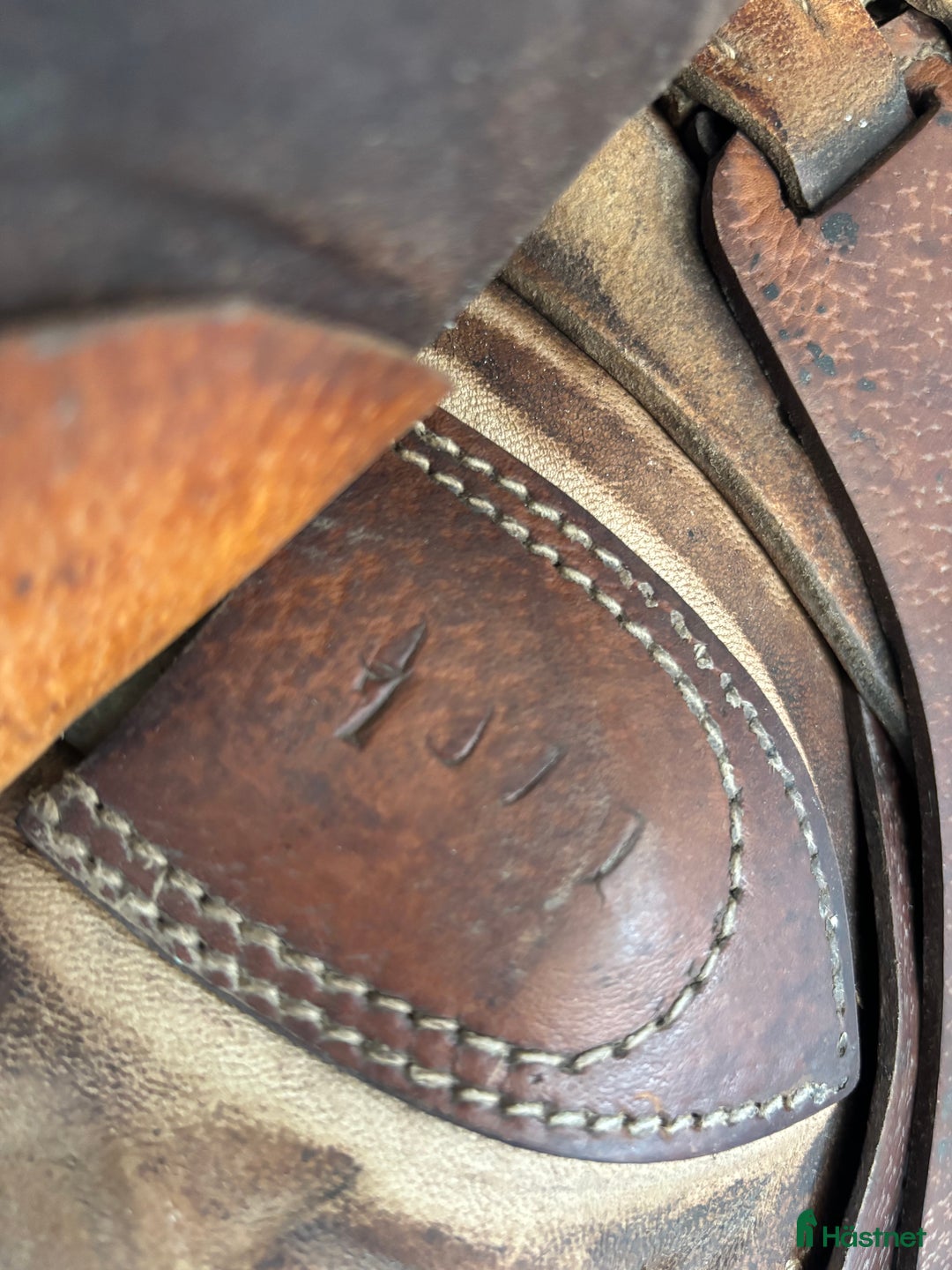 Sadlar hästutrustning till salu: Äldre snygg hoppsadel i Gnosjö - Annons 4