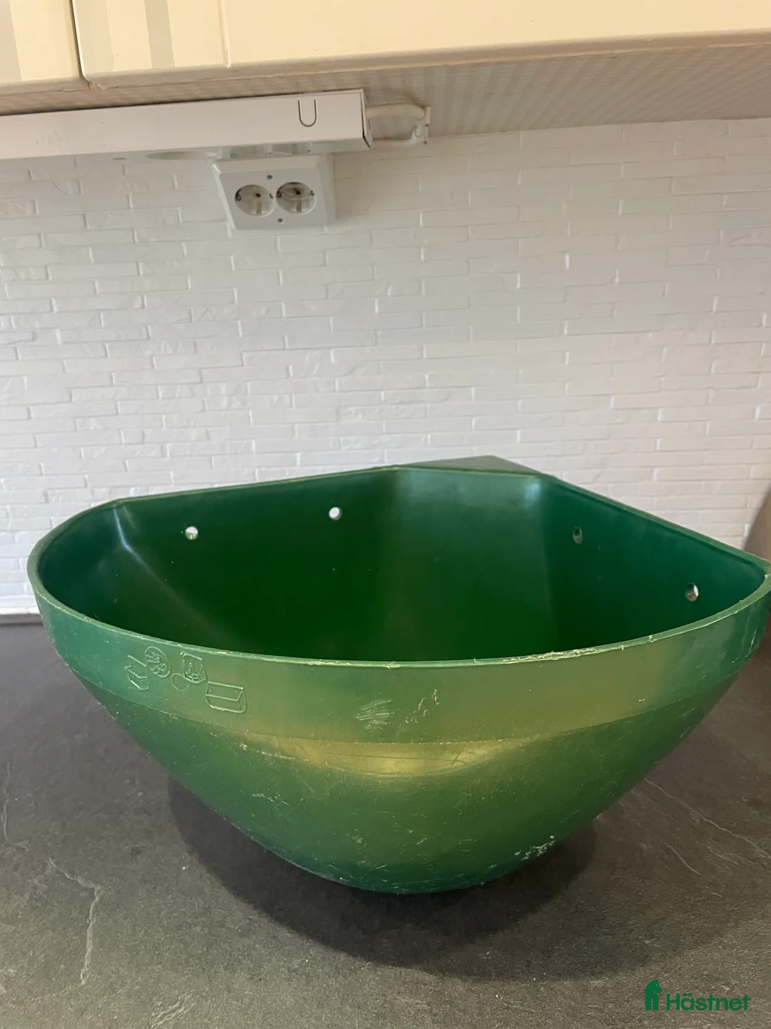 Stallinredning, stängsel & gård övrig utrustning till salu: Hörnkrubba i Rosersberg - Annons 1