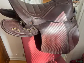 Sadlar hästutrustning till salu: Oanvänd officersadel från 1999 - Annons 1