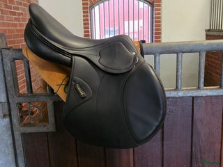 Sadlar hästutrustning till salu: Jätte fin Amerigo HC grip 17,5" i Uddevalla - Annons 1