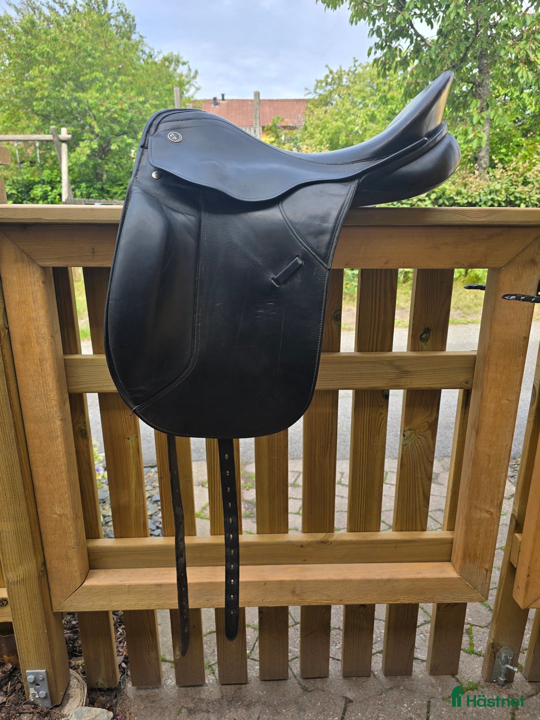 Sadlar hästutrustning till salu: Trevlig begagnad och välvårdad dressyrsadel i Åkers Styckebruk - Annons 1