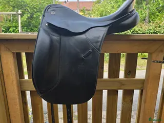 Sadlar hästutrustning Trevlig begagnad och välvårdad dressyrsadel i Åkers Styckebruk - Annons 5