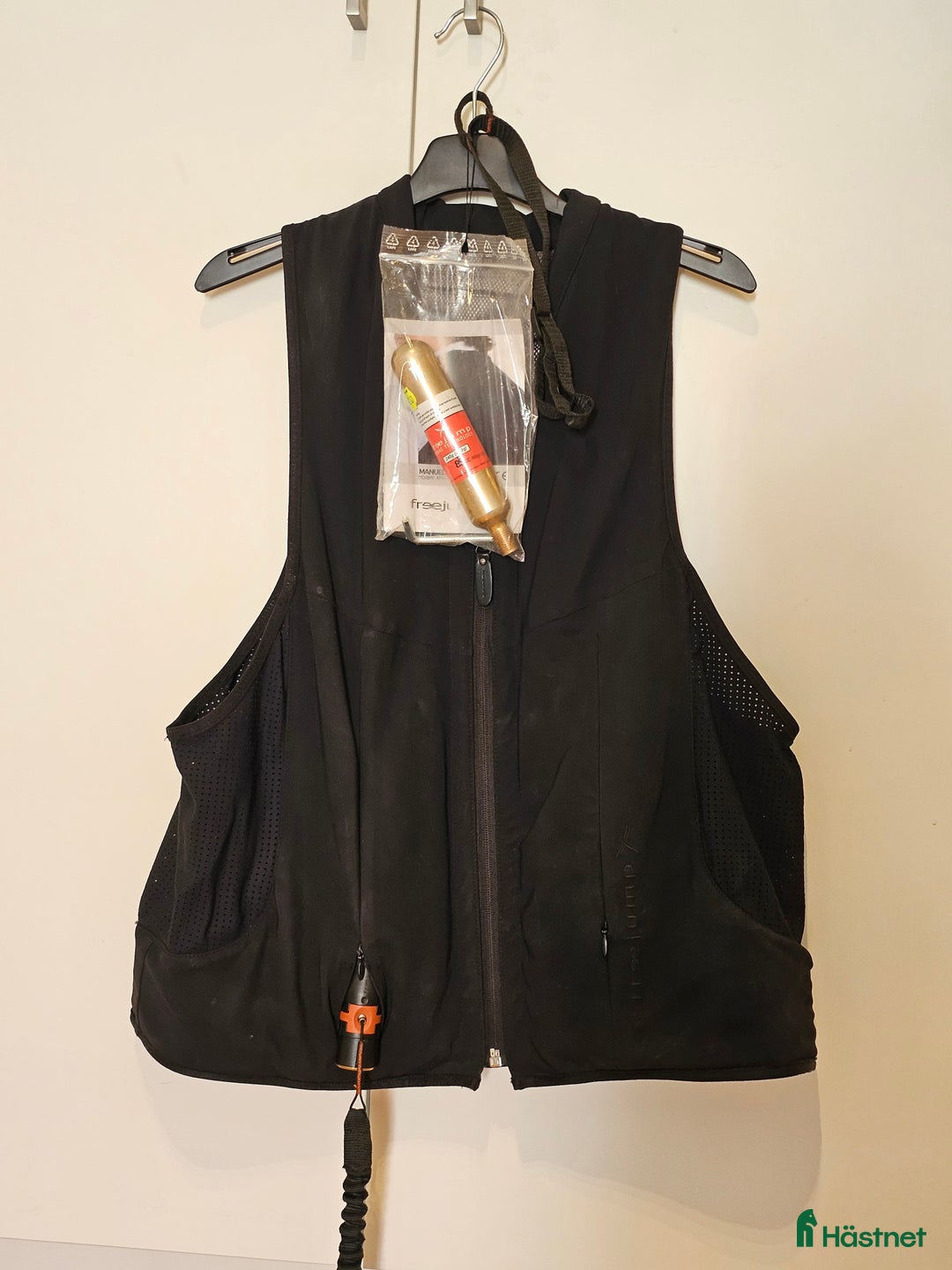 Säkerhetsvästar ryttarutrustning till salu: Freejump Airbagväst xxl i Skanör - Annons 1