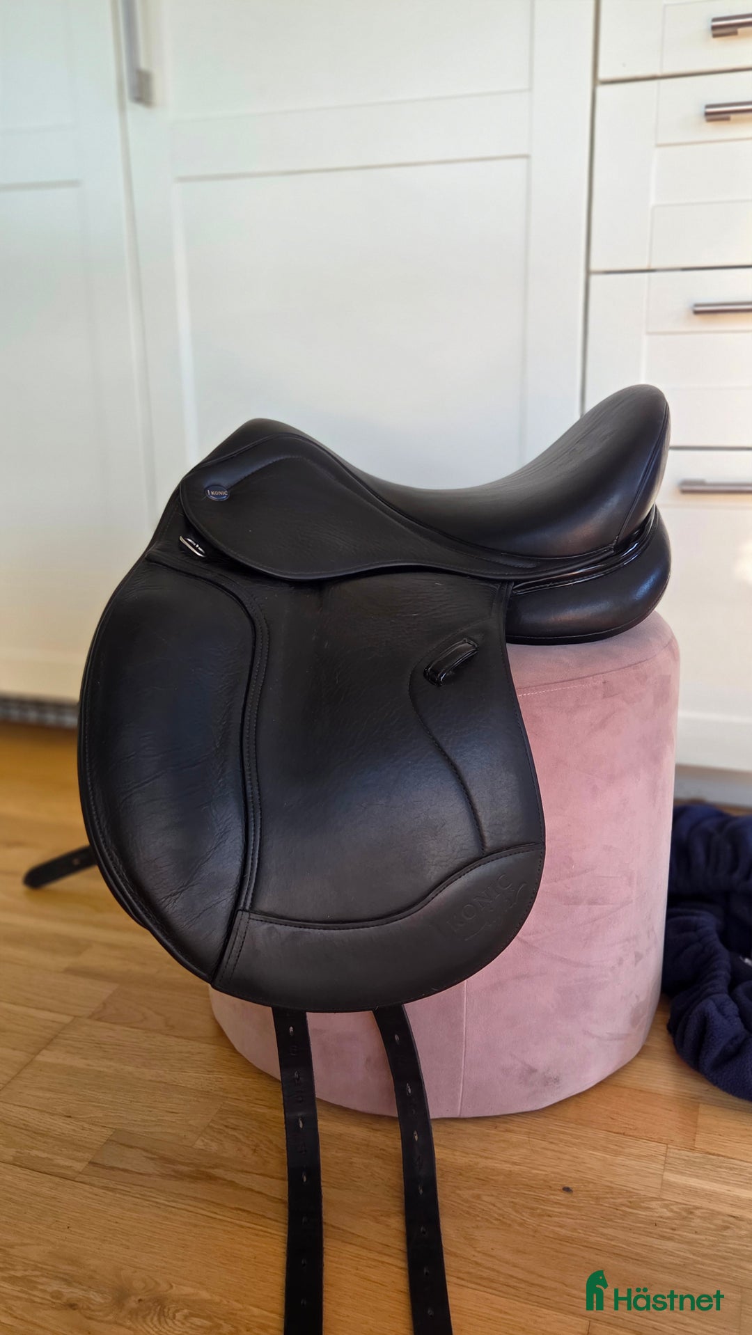 Sadlar hästutrustning till salu: Ikonic Light Hybrid 16" dressyr i Örebro - Annons 1