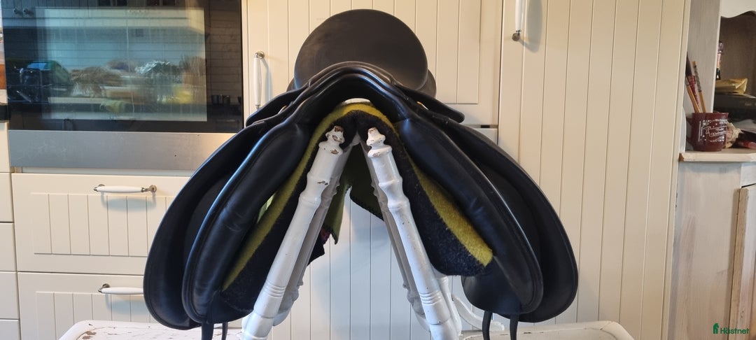 Sadlar hästutrustning till salu: Bates caprilli dressyrsadel 17" i Ljungbyhed - Annons 2