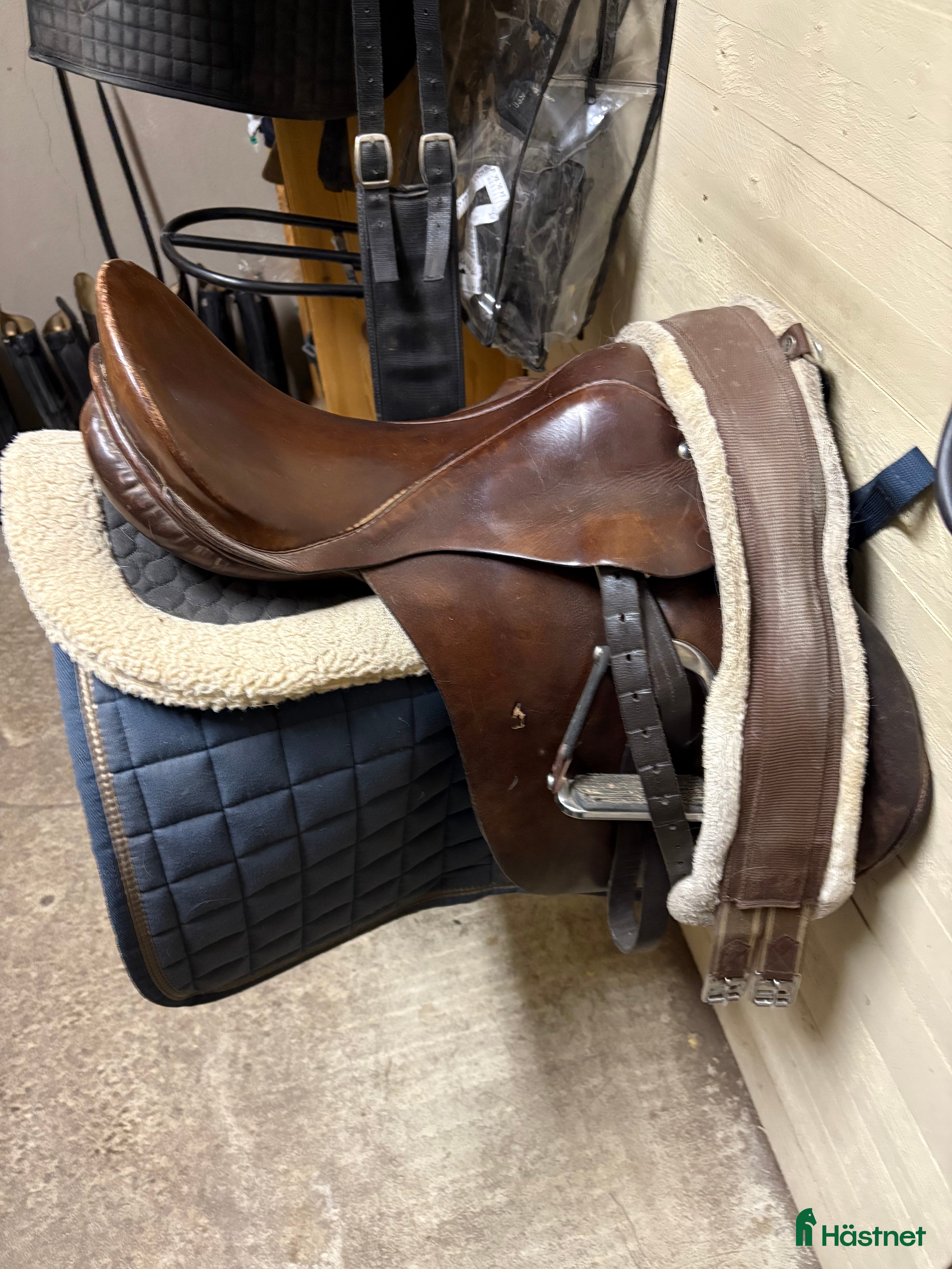 Sadlar hästutrustning till salu: Sadel och träns i Hälleforsnäs - Annons 1